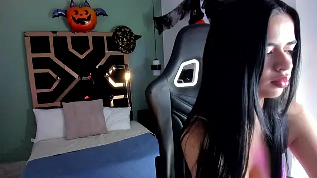 Snapshot of Ariadna_Santos chatting on 10.13.25 Ariadna Santos online show from 10.13.25