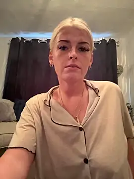 Snapshot of KikiMaexox chatting on 10.10.25 KikiMaexox online show from 10.10.25