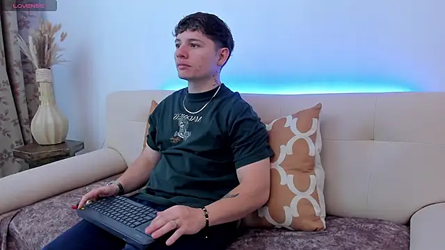 Leoo Miller online show from 10.17.25