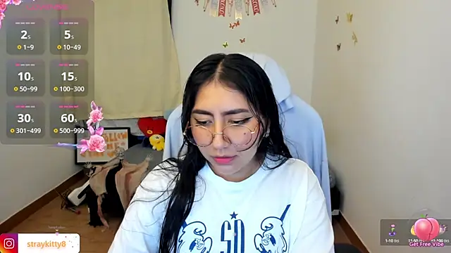 Snapshot of LoveLyy- chatting on 10.16.25 LoveLyy- online show from 10.16.25