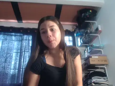 Snapshot of Saraa_loove chatting on 10.17.25 Saraa loove online show from 10.17.25