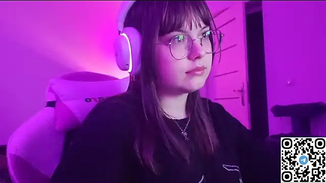 Snapshot of KristiBloom chatting on 12.14.25 KristiBloom online show from 12.14.25