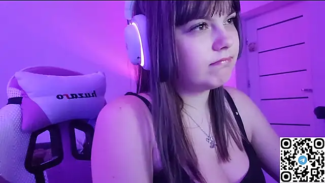 Snapshot of KristiBloom chatting on 12.15.25 KristiBloom online show from 12.15.25