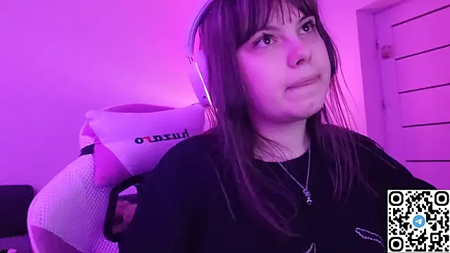 Snapshot of KristiBloom chatting on 12.20.25 KristiBloom online show from 12.20.25