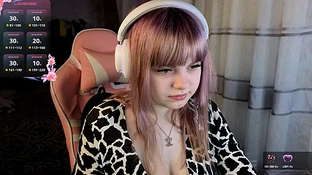 Snapshot of KristiBloom chatting on 03.22.26 KristiBloom online show from 03.22.26