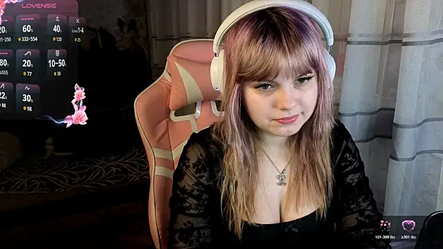 Snapshot of KristiBloom chatting on 03.27.26 KristiBloom online show from 03.27.26