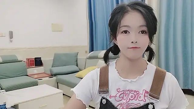 Snapshot of Q_Yumi chatting on 10.15.25 Q Yumi online show from 10.15.25