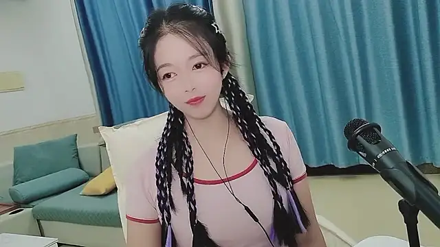 Snapshot of Q_Yumi chatting on 10.16.25 Q Yumi online show from 10.16.25