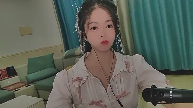Snapshot of Q_Yumi chatting on 10.17.25 Q Yumi online show from 10.17.25