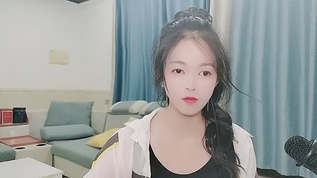 Snapshot of Q_Yumi chatting on 10.18.25 Q Yumi online show from 10.18.25