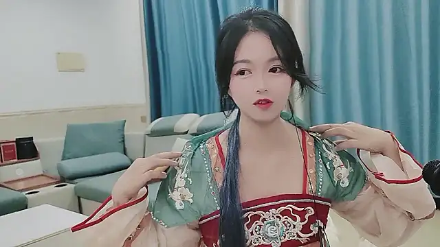 Snapshot of Q_Yumi chatting on 10.19.25 Q Yumi online show from 10.19.25