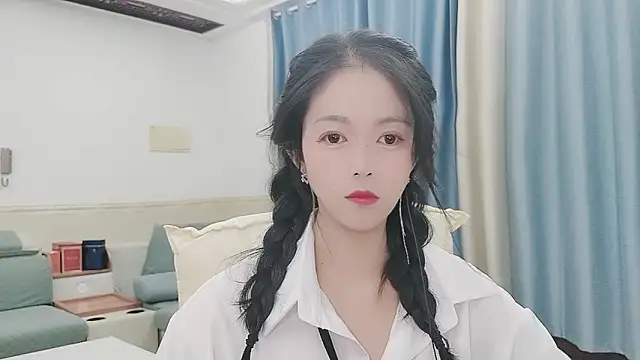 Snapshot of Q_Yumi chatting on 10.20.25 Q Yumi online show from 10.20.25