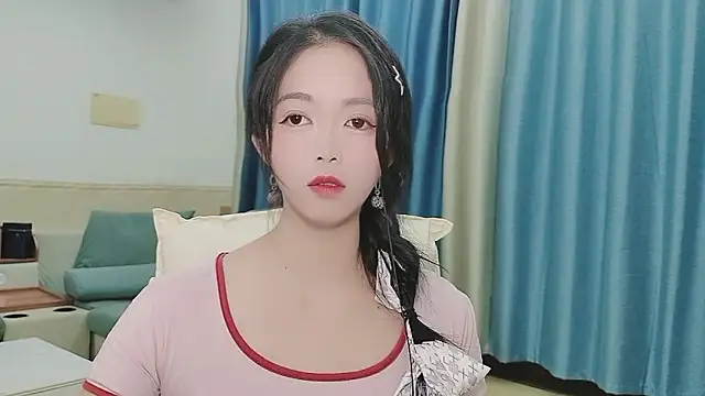 Snapshot of Q_Yumi chatting on 10.21.25 Q Yumi online show from 10.21.25