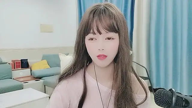 Snapshot of Q_Yumi chatting on 10.23.25 Q Yumi online show from 10.23.25
