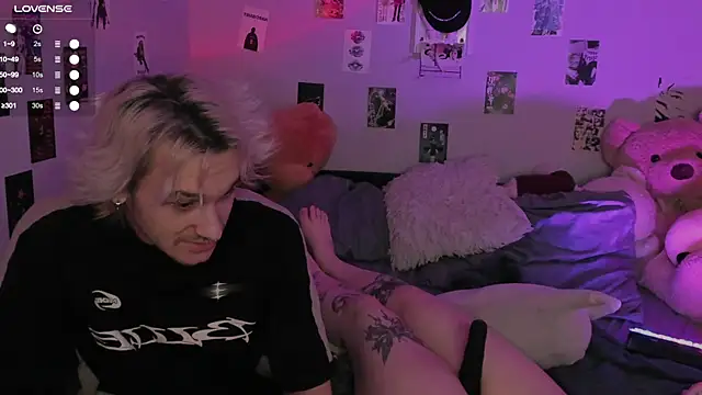 Snapshot of g4tito chatting on 11.18.25 g4tito online show from 11.18.25