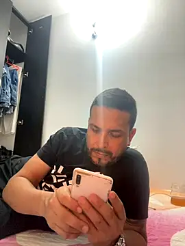 Snapshot of JX7NOVA chatting on 10.10.25 JX7NOVA online show from 10.10.25