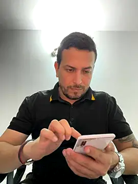 Snapshot of JX7NOVA chatting on 11.02.25 JX7NOVA online show from 11.02.25