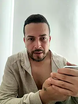 Snapshot of JX7NOVA chatting on 12.05.25 JX7NOVA online show from 12.05.25