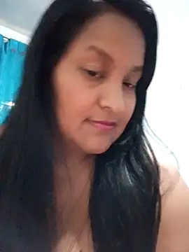 Snapshot of lucia00xx chatting on 11.26.25 lucia00xx online show from 11.26.25