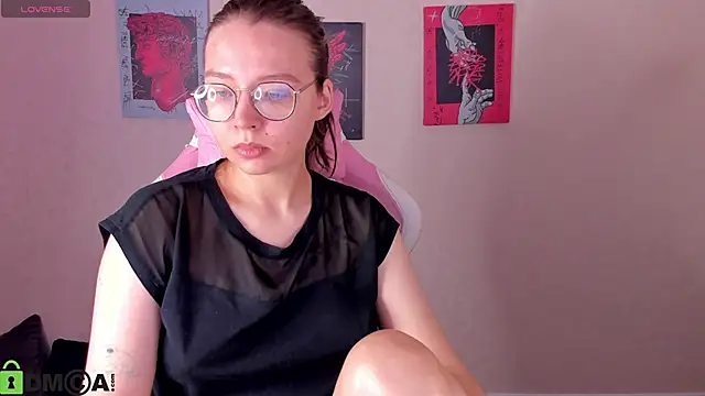 Nuura Moore online show from 11.21.25