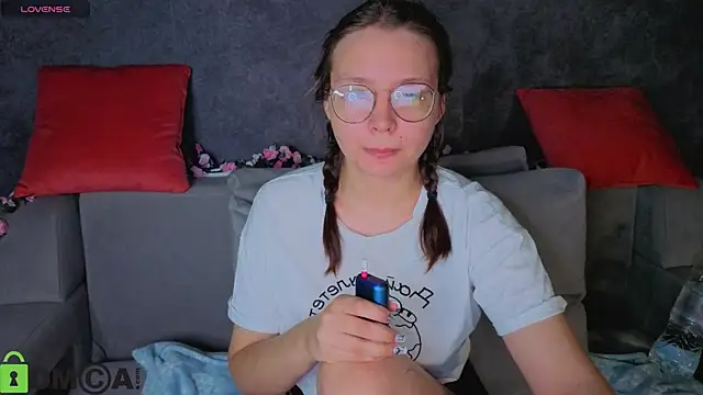 Nuura Moore online show from 11.28.25