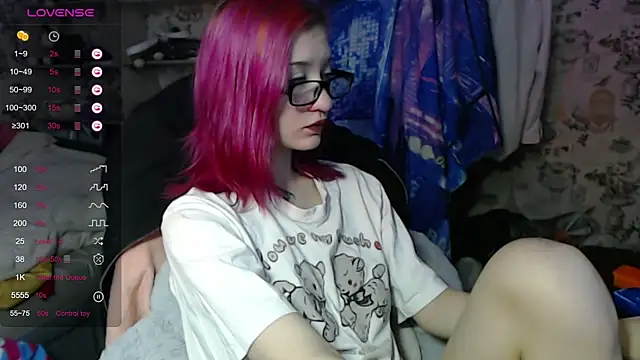 Snapshot of Dreamy_Red_Girl chatting on 10.20.25 Dreamy Red Girl online show from 10.20.25