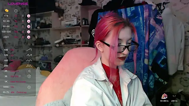Snapshot of Dreamy_Red_Girl chatting on 10.21.25 Dreamy Red Girl online show from 10.21.25