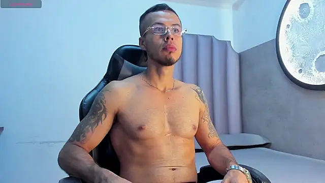 Snapshot of Rurik_Jones chatting on 11.04.25 Rurik Jones online show from 11.04.25