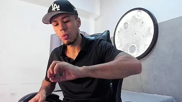 Snapshot of Rurik_Jones chatting on 11.10.25 Rurik Jones online show from 11.10.25