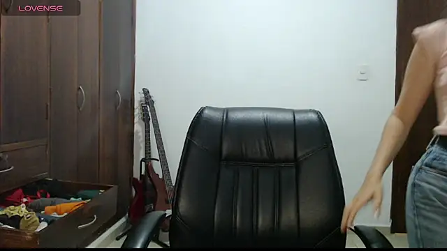 Snapshot of CarlaLorez chatting on 03.17.26 CarlaLorez online show from 03.17.26