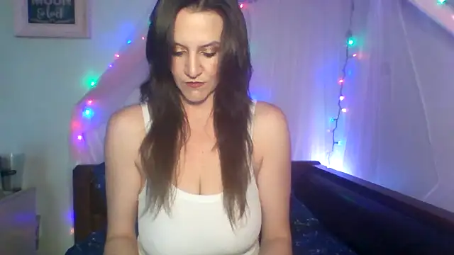 Snapshot of easy_briezy chatting on 11.24.25 easy briezy online show from 11.24.25