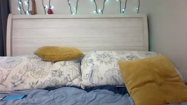 Snapshot of easy_briezy chatting on 12.19.25 easy briezy online show from 12.19.25