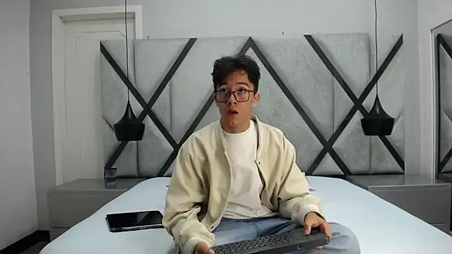 Snapshot of Austin_Reeds chatting on 10.19.25 Austin Reeds online show from 10.19.25