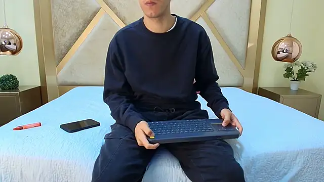 Snapshot of Austin_Reeds chatting on 11.01.25 Austin Reeds online show from 11.01.25