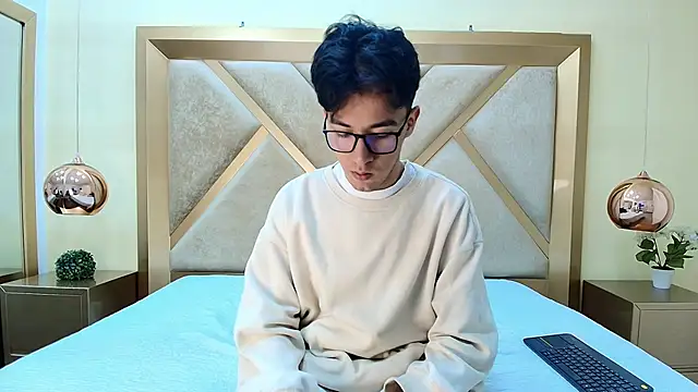 Snapshot of Austin_Reeds chatting on 11.03.25 Austin Reeds online show from 11.03.25