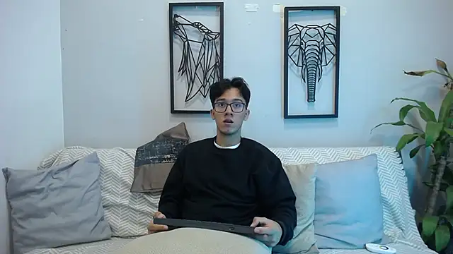 Snapshot of Austin_Reeds chatting on 11.04.25 Austin Reeds online show from 11.04.25