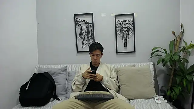 Snapshot of Austin_Reeds chatting on 11.24.25 Austin Reeds online show from 11.24.25