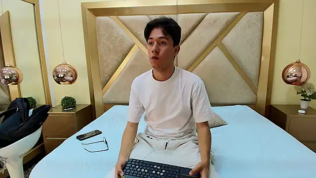 Snapshot of Austin_Reeds chatting on 11.25.25 Austin Reeds online show from 11.25.25