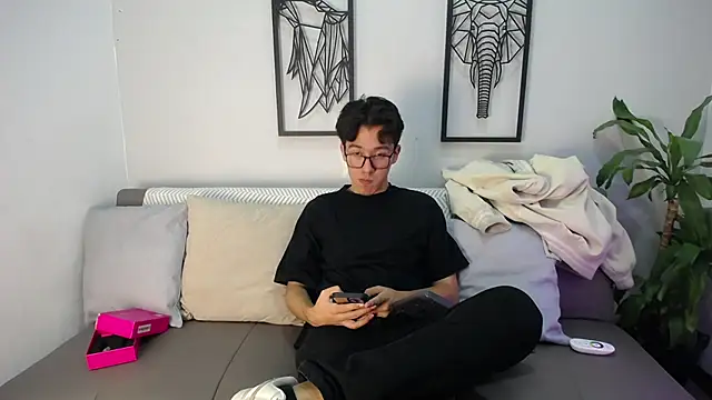 Snapshot of Austin_Reeds chatting on 11.28.25 Austin Reeds online show from 11.28.25