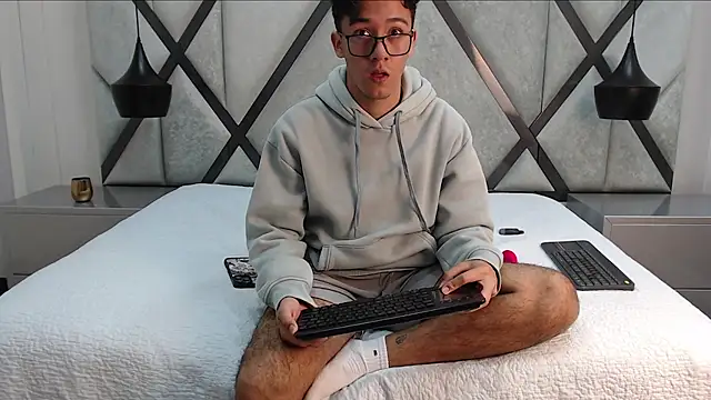 Snapshot of Austin_Reeds chatting on 02.20.26 Austin Reeds online show from 02.20.26