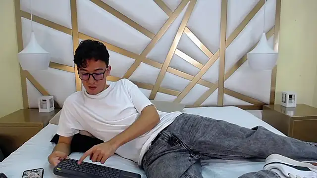 Snapshot of Austin_Reeds chatting on 02.21.26 Austin Reeds online show from 02.21.26