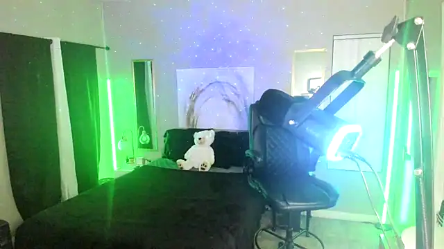 Snapshot of Myonnathegod chatting on 12.18.25 Myonnathegod online show from 12.18.25