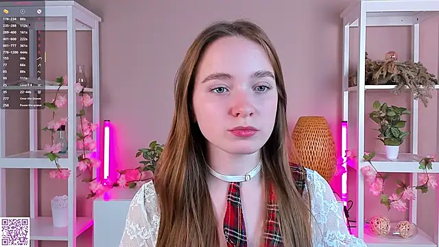 Snapshot of LittleCutieSandy chatting on 10.30.25 LittleCutieSandy online show from 10.30.25