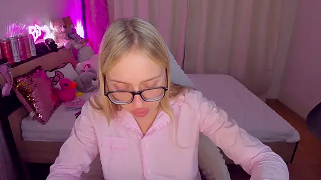 Snapshot of CeaneLino chatting on 10.25.25 CeaneLino online show from 10.25.25