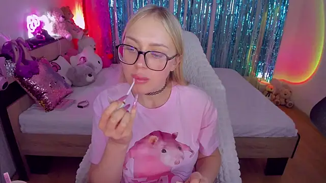 Snapshot of CeaneLino chatting on 10.28.25 CeaneLino online show from 10.28.25