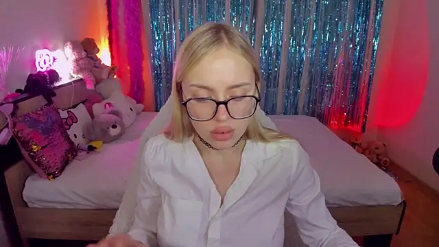 Snapshot of CeaneLino chatting on 11.04.25 CeaneLino online show from 11.04.25