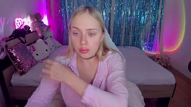 Snapshot of CeaneLino chatting on 11.06.25 CeaneLino online show from 11.06.25