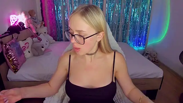 Snapshot of CeaneLino chatting on 11.07.25 CeaneLino online show from 11.07.25