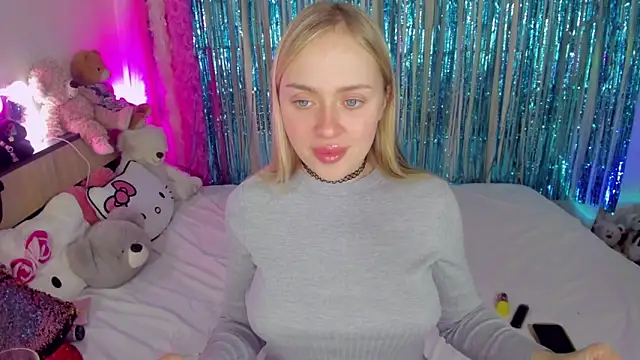 Snapshot of CeaneLino chatting on 11.11.25 CeaneLino online show from 11.11.25