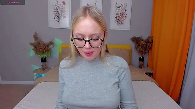 Snapshot of CeaneLino chatting on 11.13.25 CeaneLino online show from 11.13.25